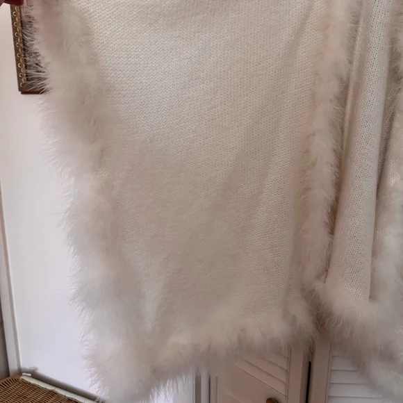 Chicos Elegant White Faux Fur Trimmed Shawl - Picture 5 of 5